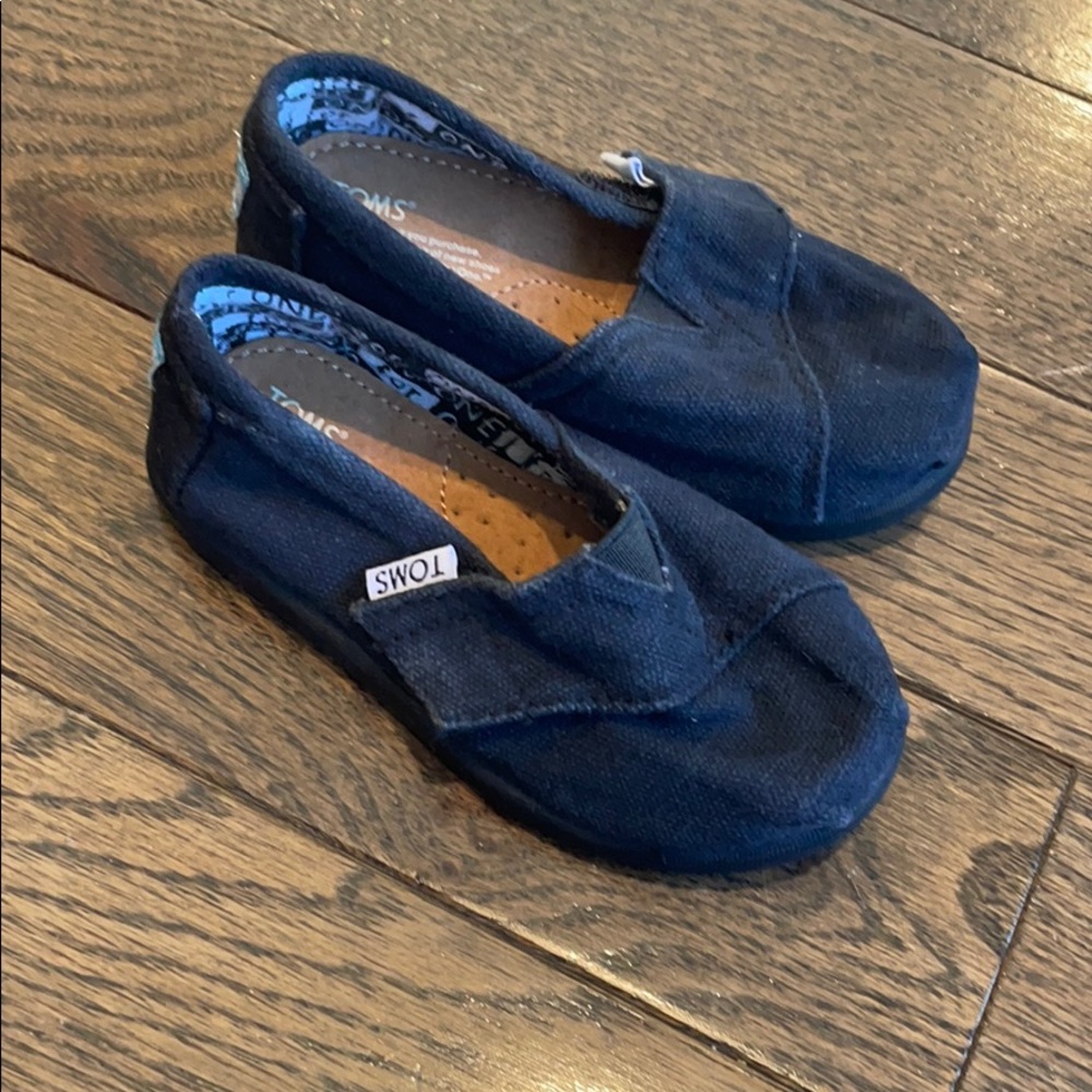 Toms Black 6 toddler GUC